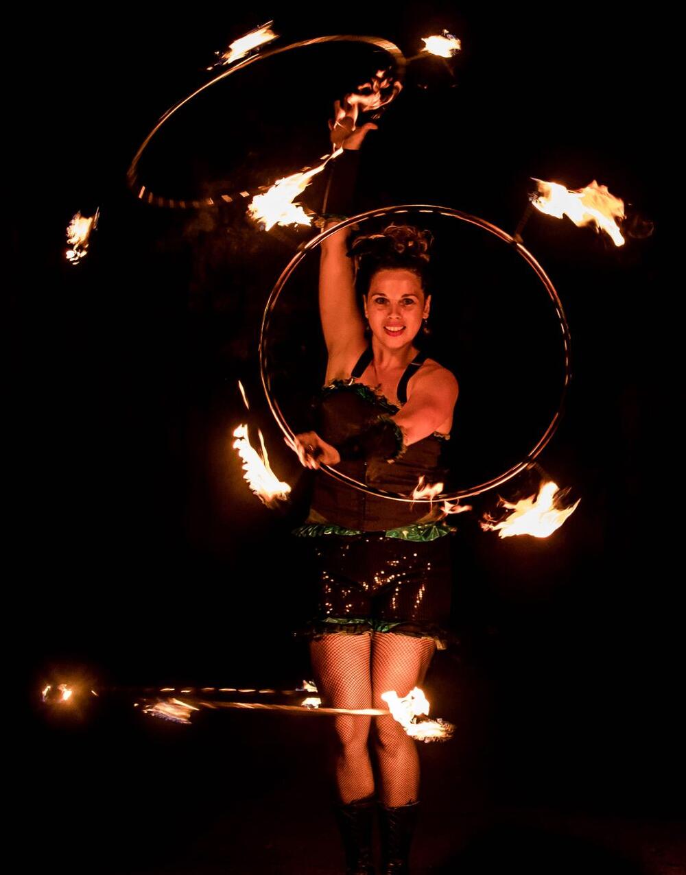 Josiane Lamoureux Fire artist: Crédit : Emmanuel Burriel